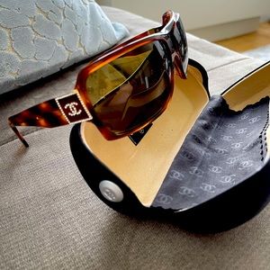 CHANEL tortoise shell sunglasses with crystal CC
